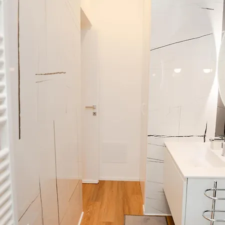 Casa Vacanze Roma Apartment *